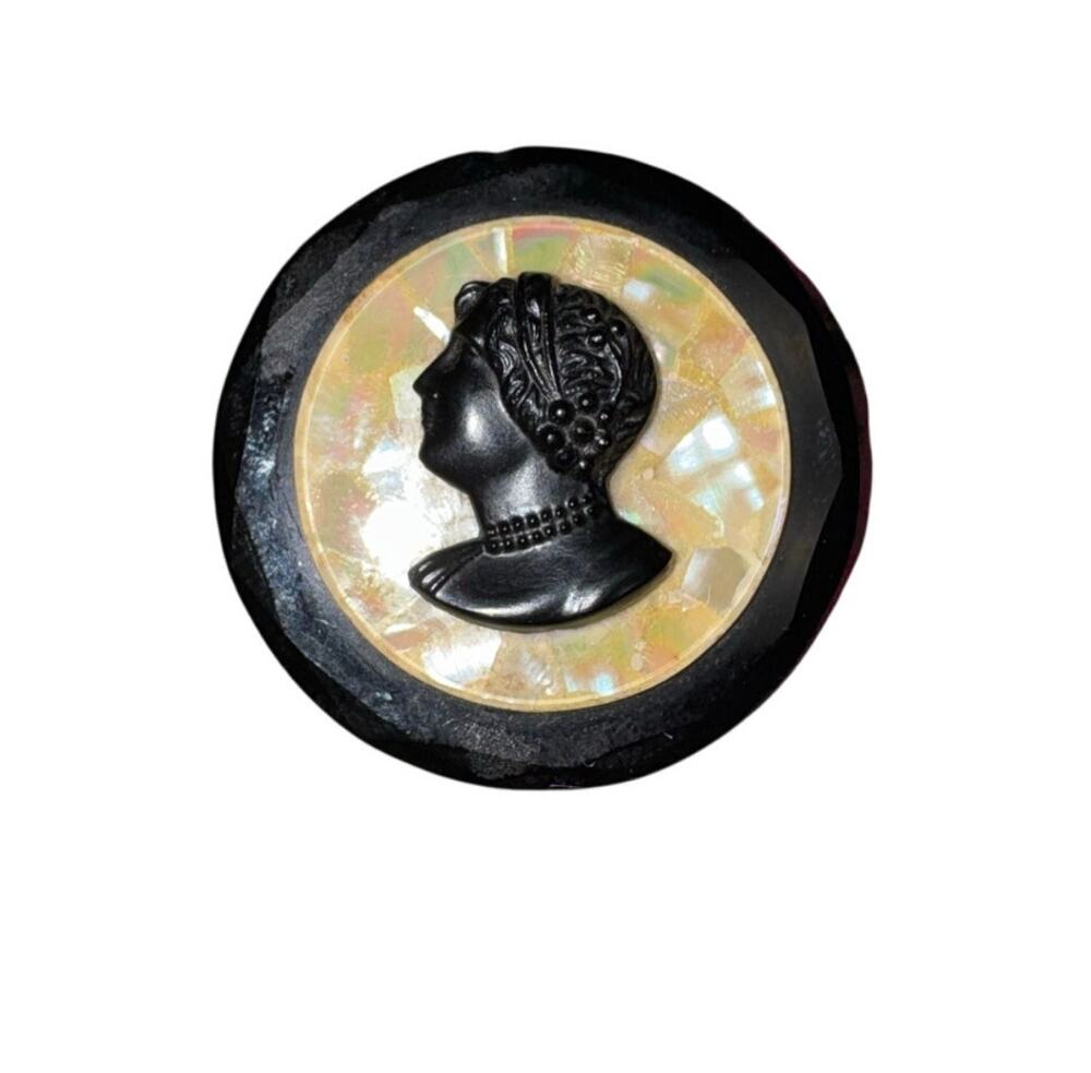 Cameo / Brooch / Mourning Cameo / Victorian / 1800s / Opal flakes / Antique